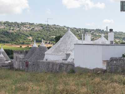 I pi� antichi si distinguono perch� il loro tetto culmina con una piccola piramide di pietra: su tutti gli altri c'� invece una sfera